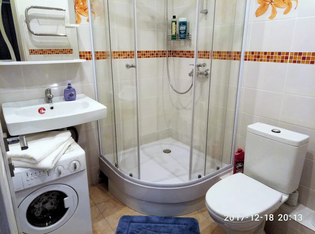 Уютная студия Мегаполис с большими окнами и плотными шторами