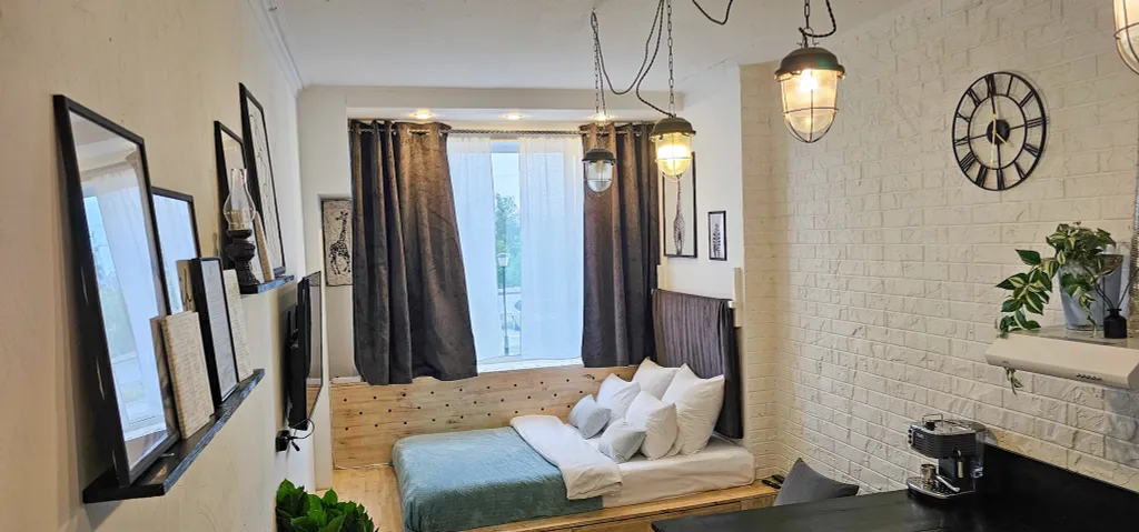 Белая студия напротив ТЦ Солнечный