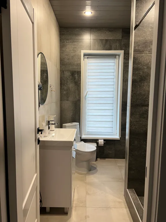 Теплый домик на берегу озера с баней и чаном