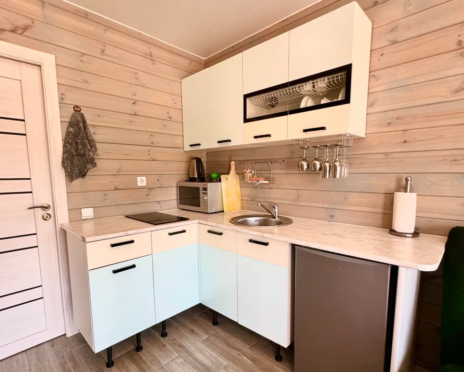 Новый домик на берегу бухты залива