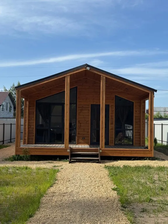 Домик барнхаус в дубовом лесу