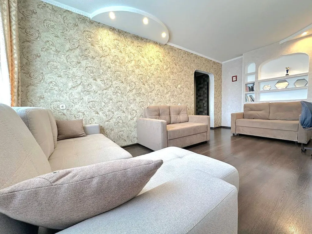 2-комнатная квартира с балконом рядом с Кузбасс-Арена и Ледовым дворцом