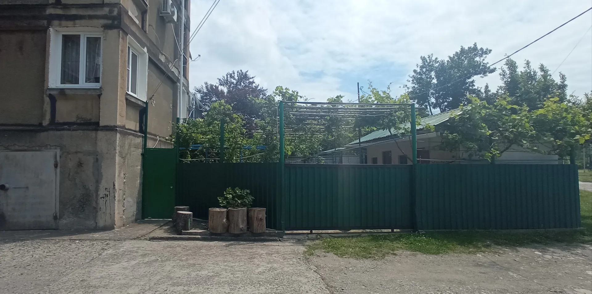 Пристроенно к 9 этажному дому.