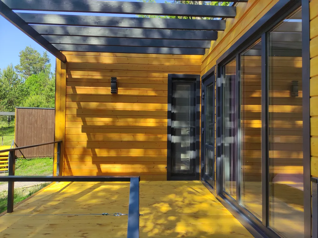 Домик с панорамным остеклением, террасой и видом на озеро