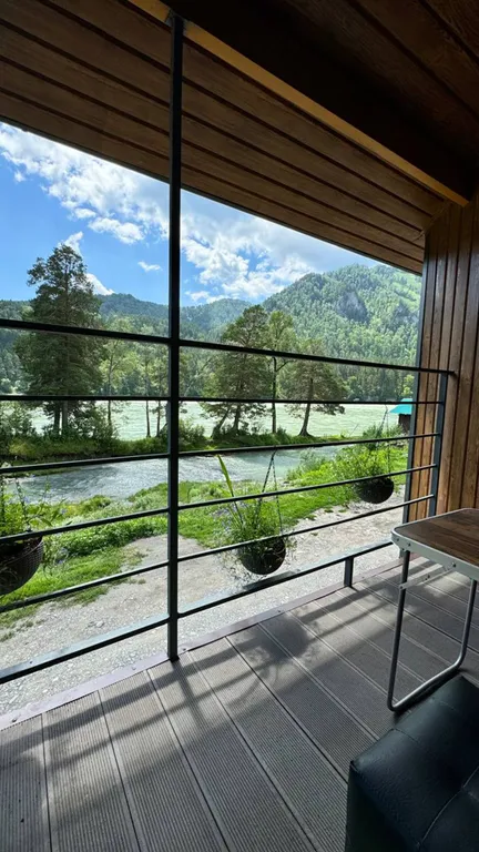 Современная студия на берегу реки