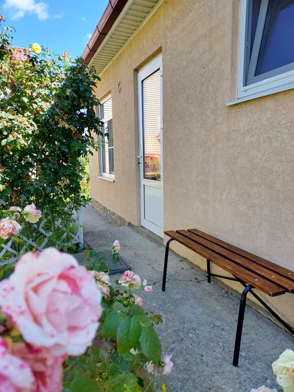 Уютный дом с видом на сад