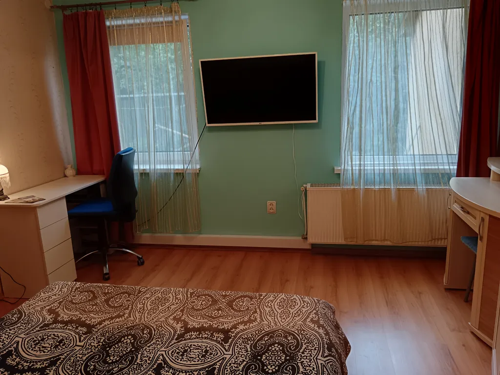 Часть дома с отдельным входом садом и парковкой