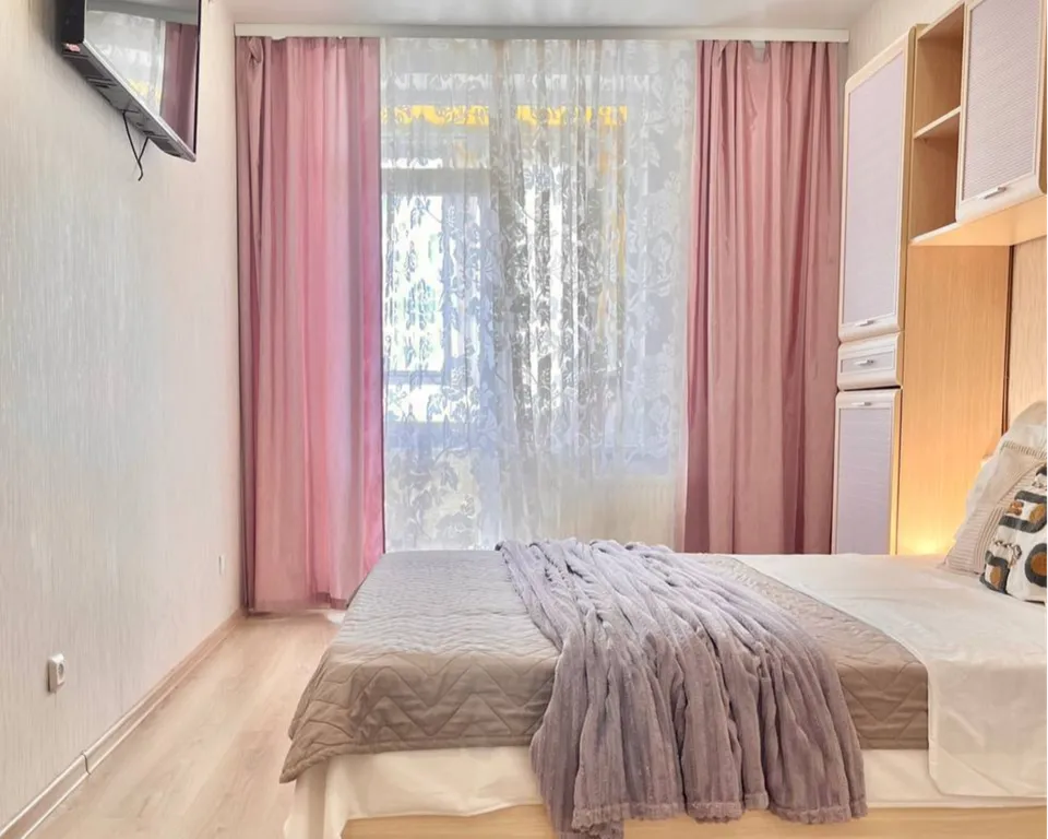 Евродвушка Апарт Гулливер с лоджией в центре