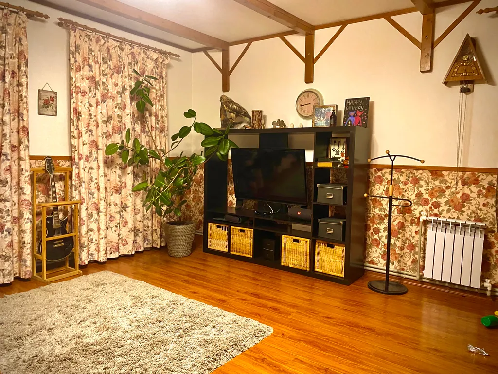 Дом и баня на берегу реки