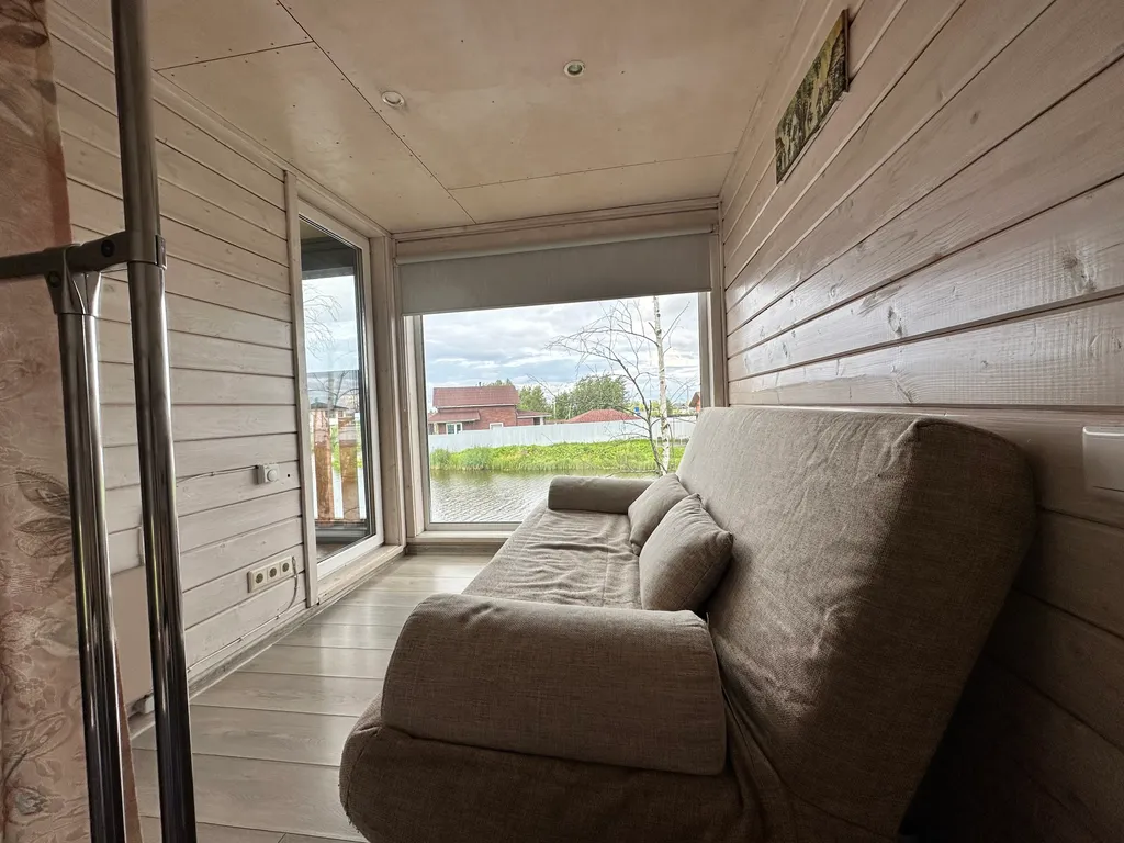 Уютный коттедж с панорамными окнами на берегу озера