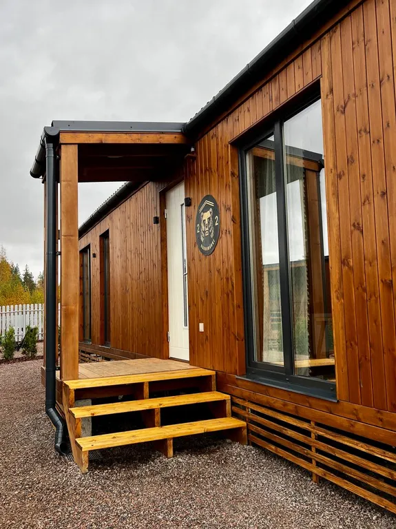 Уютный домик Karhumökki в окружении соснового леса и озер, у Игоры