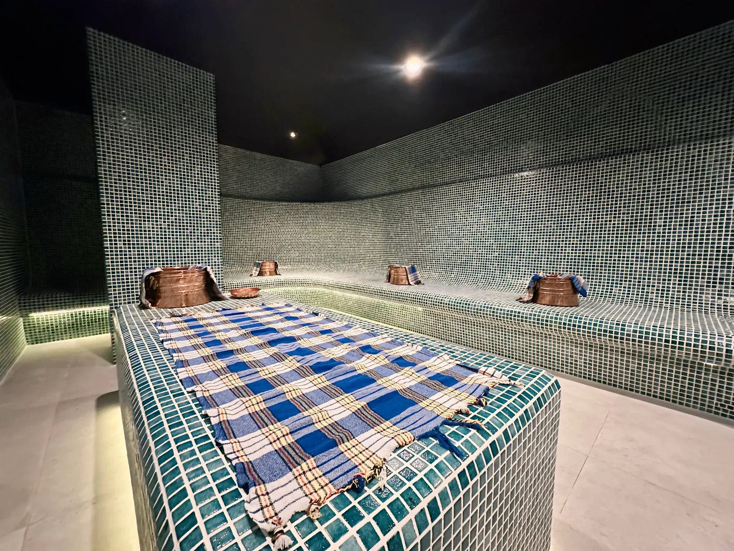 В соседнем корпусе шикарный spa - вход 70 лари, для детей до 6 лет бесплатно.