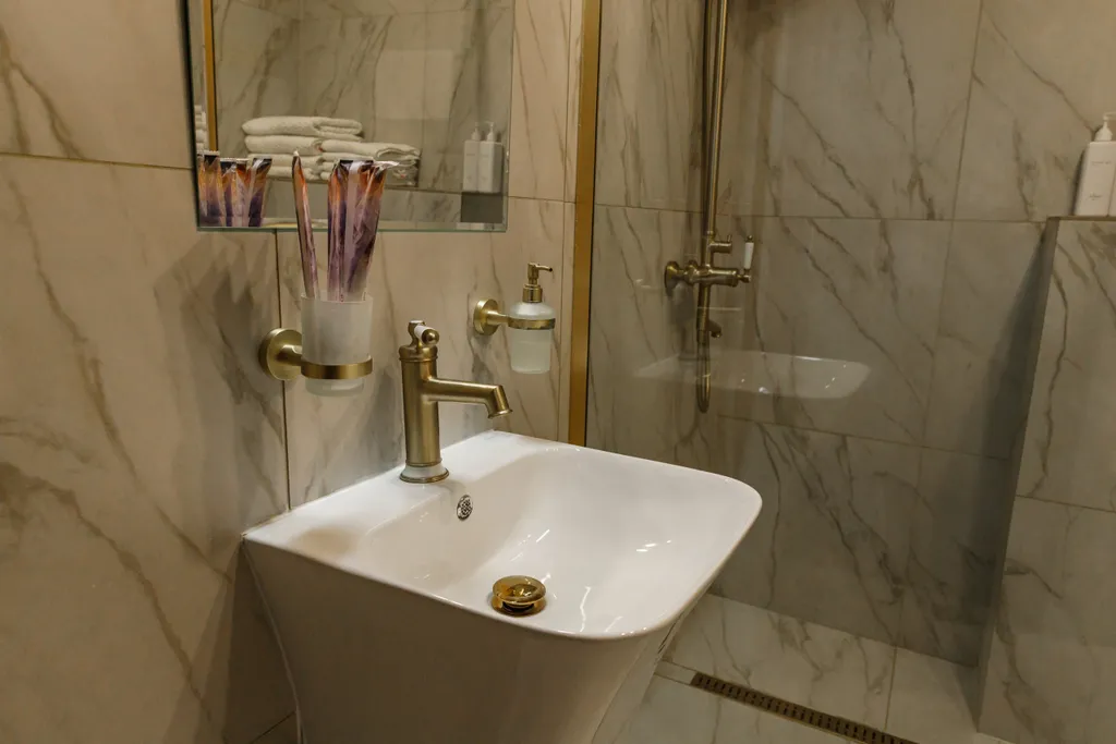 Просторный двухкомнатный коттедж 75 метров в лесу у пруда