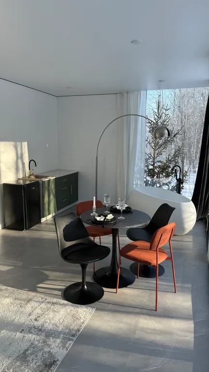 Домик с панорамной ванной в лесу