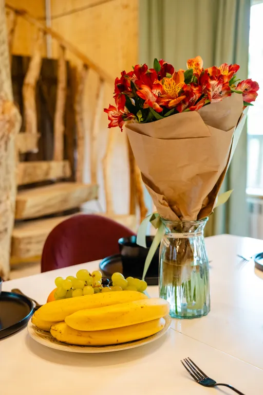 Дом с деревом