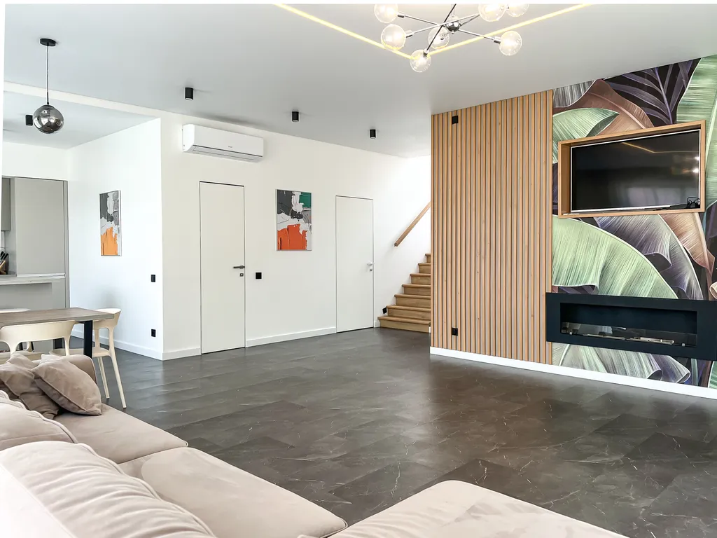 Новый современный дом с теплым бассейном и сауной