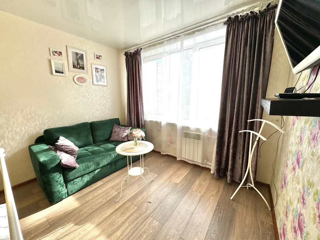 Однокомнатная с зеленым диваном и теплым полом
