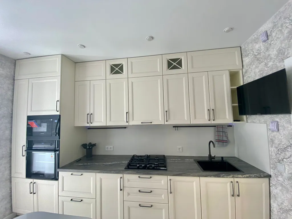 Красивая новая квартира с ремонтом, рядом магазины парк и море