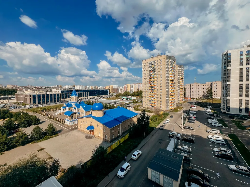 Очaровaтельнaя cтудия с уютными качелями на бaлконe