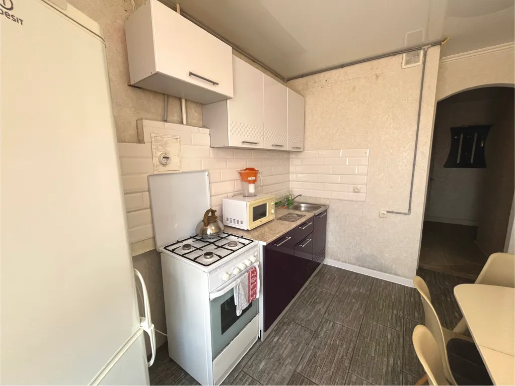 Просторная двухкомнатная с большой кухней у ДК Металлургов