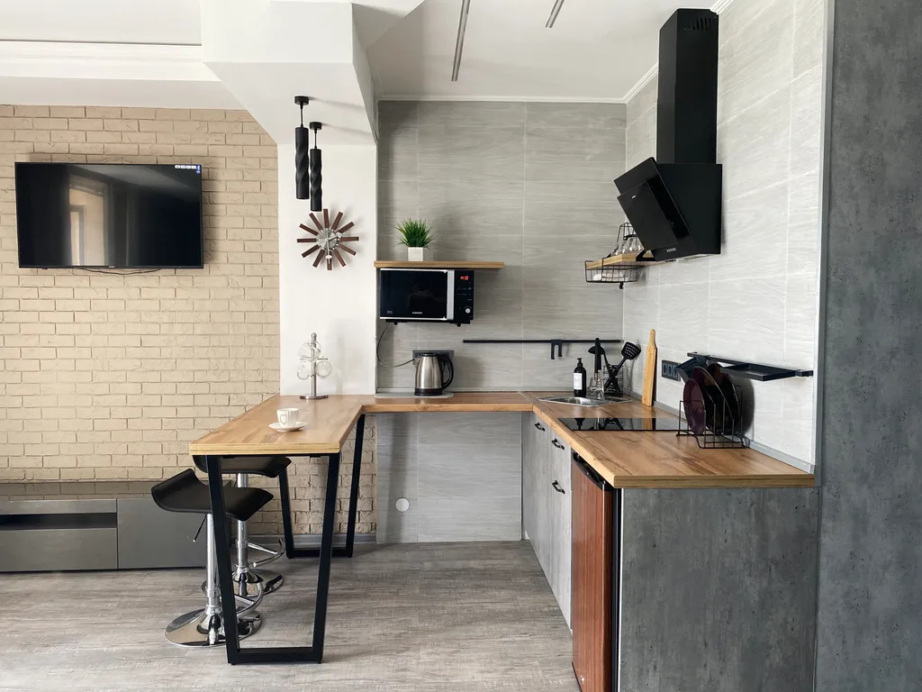 Crystal View — студия с панорамными окнами и закатом за стеклом