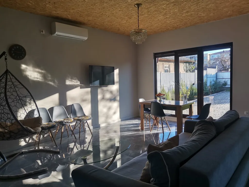 Дом под ключ с зелёной лужайкой и плодовыми насаждениями