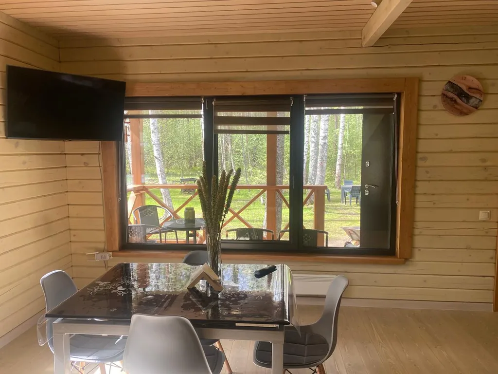 Уютный домик в лесу около реки