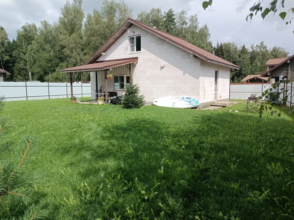 Дом в лесу у озера