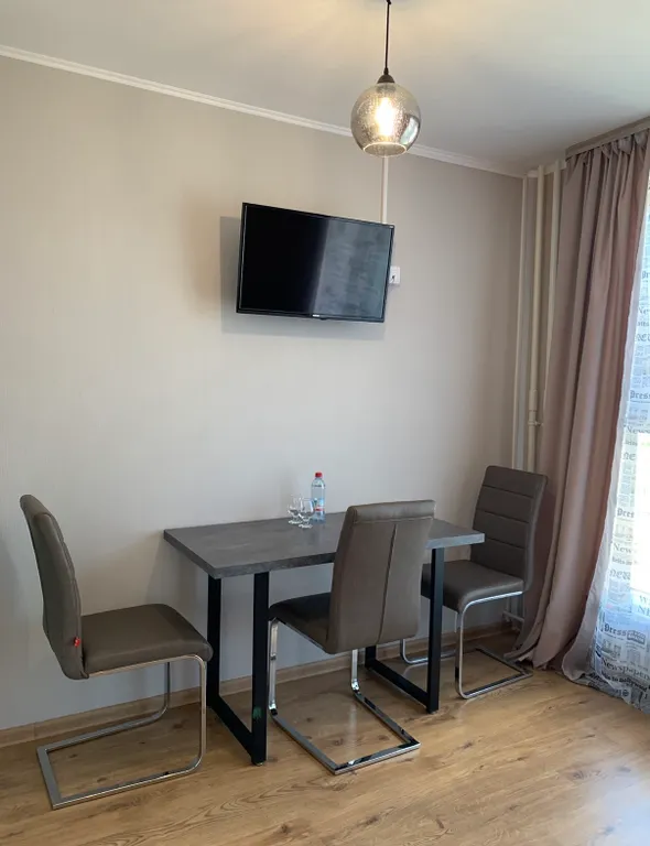 Студия с видом на закат и вечерний город