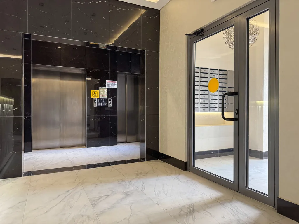 Большая студия с балконом и видом на горы