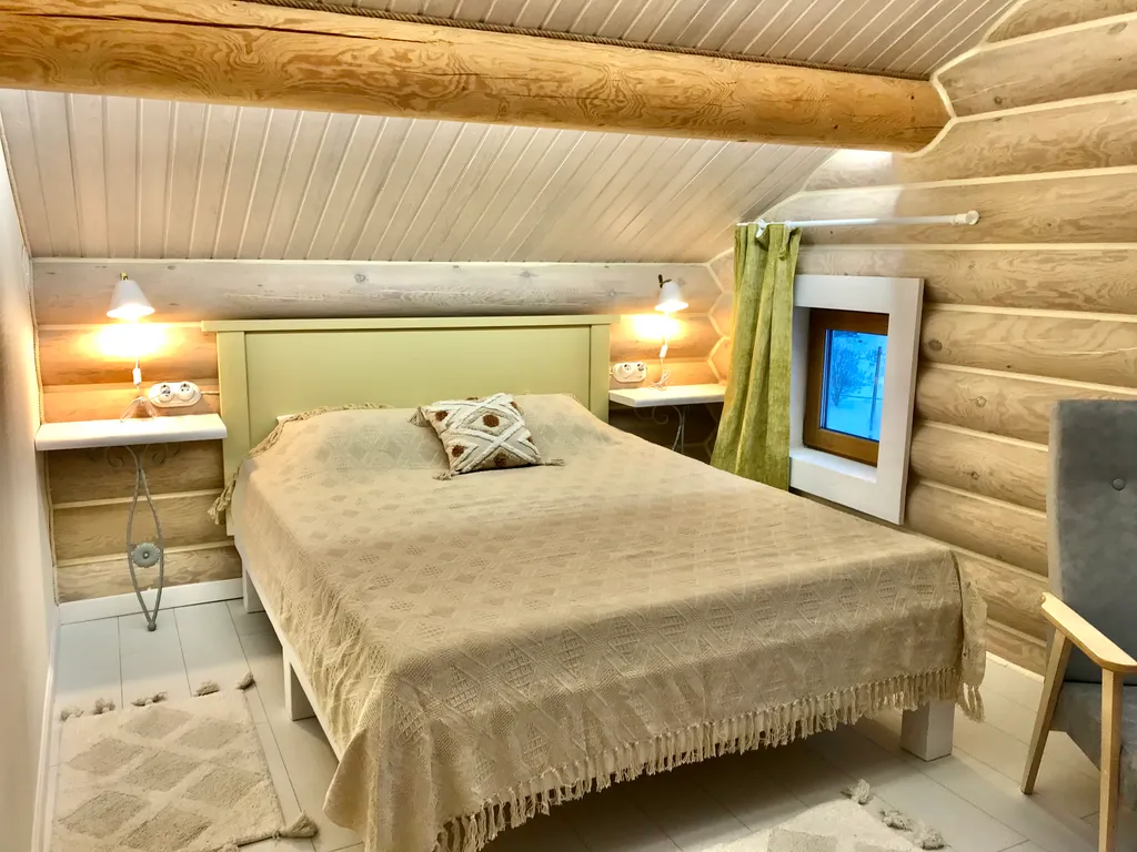 Дом на скале с видом на озеро