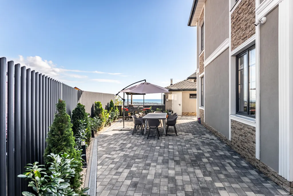 Дом с видом на море, горы, и теплым бассейном