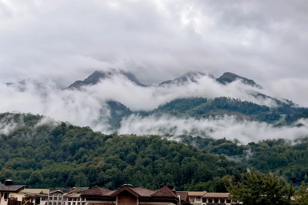 Трёхместный номер с балконом, вид на горы, доступен бассейн