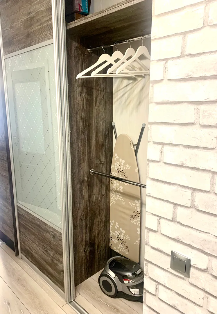 Шкаф, гладильная доска, вешалки, пылесос