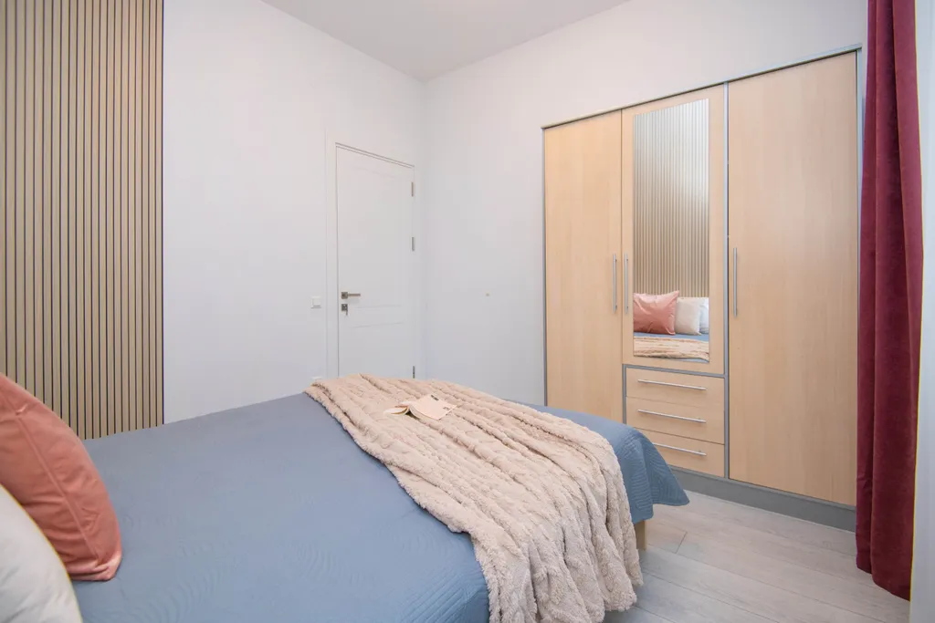 Уютные апартаменты с видом на колесо обозрения и город