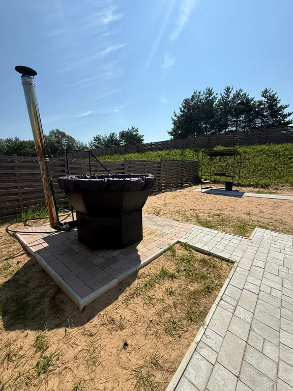 Уютный домик на берегу реки с горячим чаном