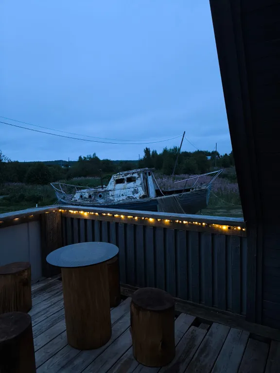 Дом-Афрейм на берегу реки Кемь с видом на море