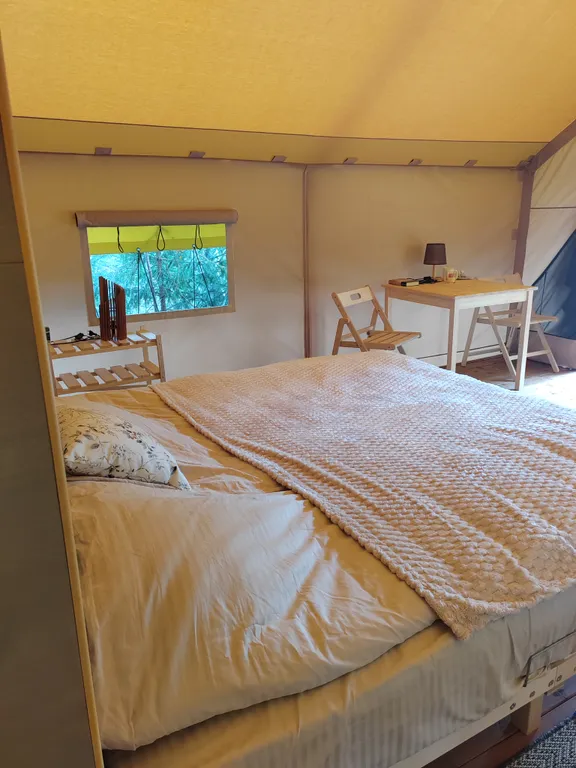 Сафари тент с живописным видом на реку