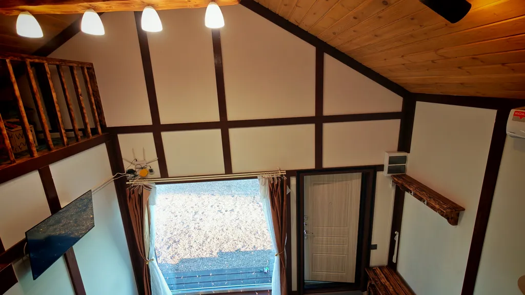 Дома и бани на берегу озера