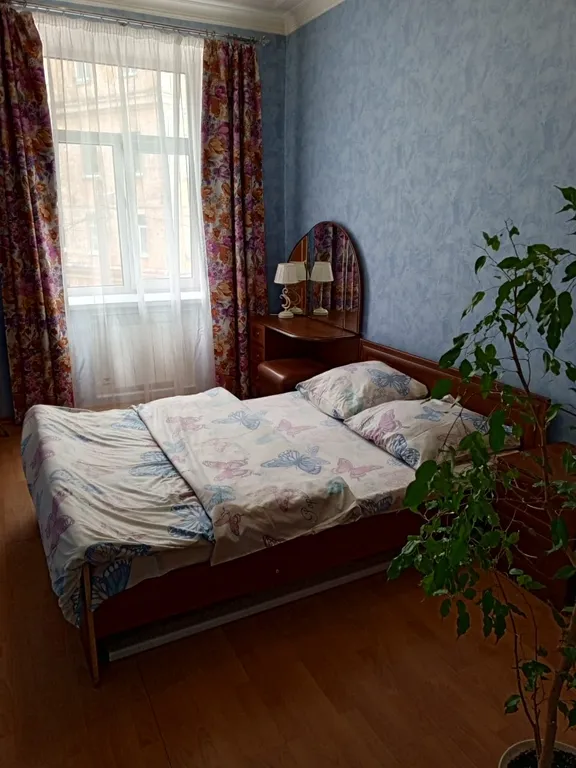 Чистая уютная с высокими потолками квартира