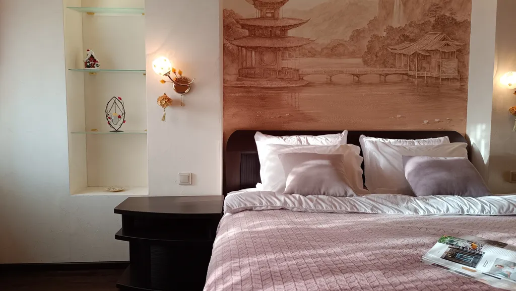 Квартира с камином и большой столовой комфорт-класса