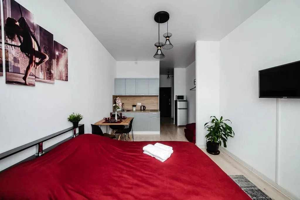 Новая просторная дизайнерская квартира с высокими потолками