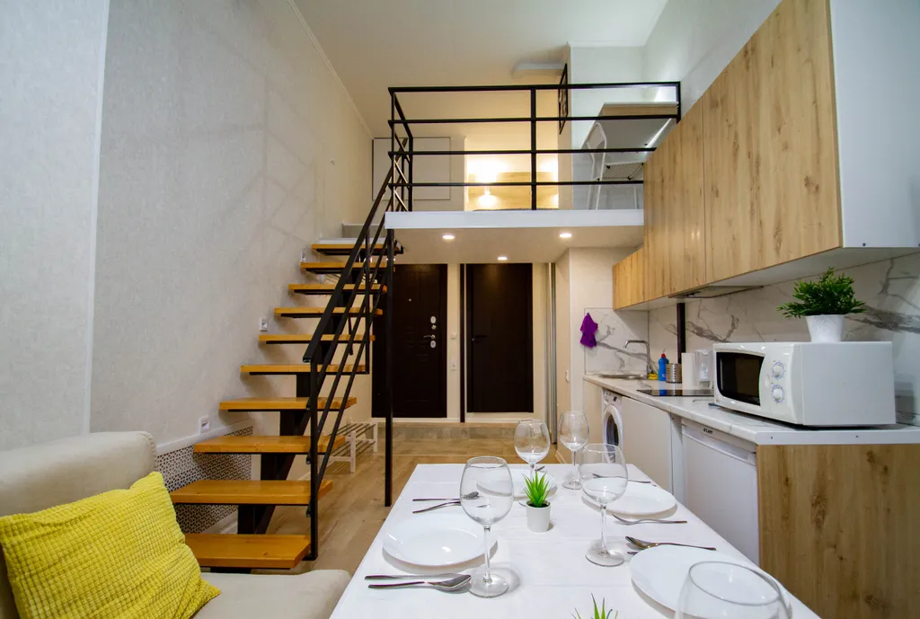 Двухъярусная студия с дизайнерским ремонтом