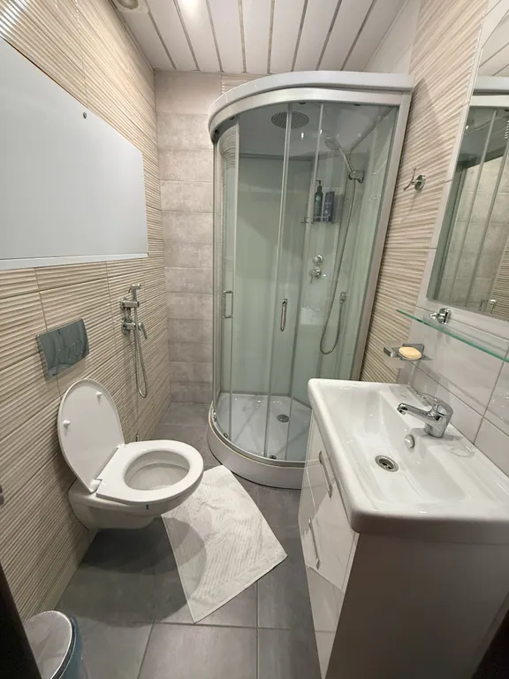 Дом с бассейном, спортзалом и 3 спальнями