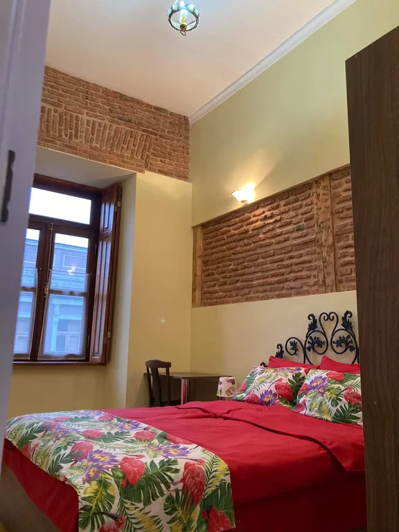 Апартаменты с двумя спальнями с историческим интерьером центр Тбилиси