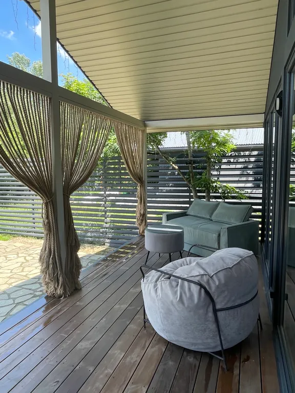 Уютный дом у горной реки