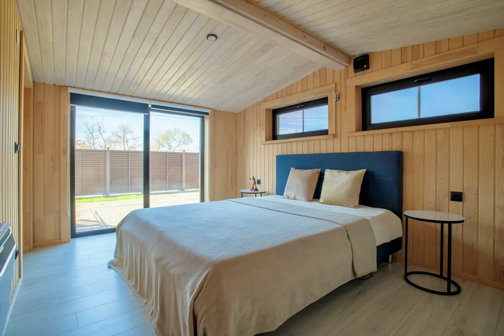 Уютный деревянный дом возле моря