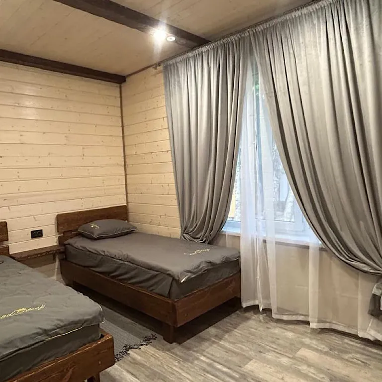 Средний дом в лесу, с видом на горы