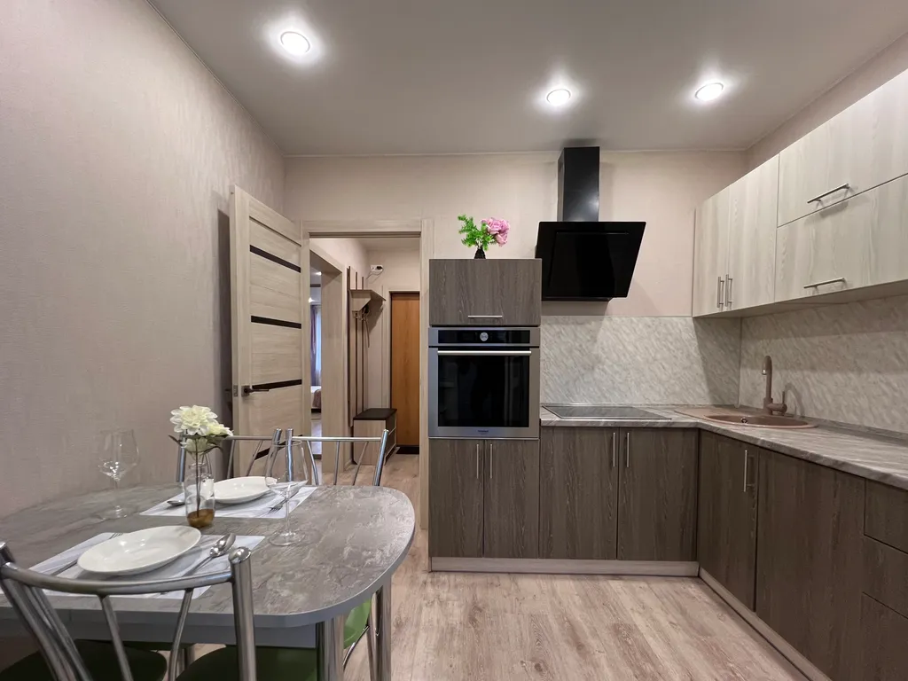 Дизайнерская квартира с огромным телевизором напротив кровати