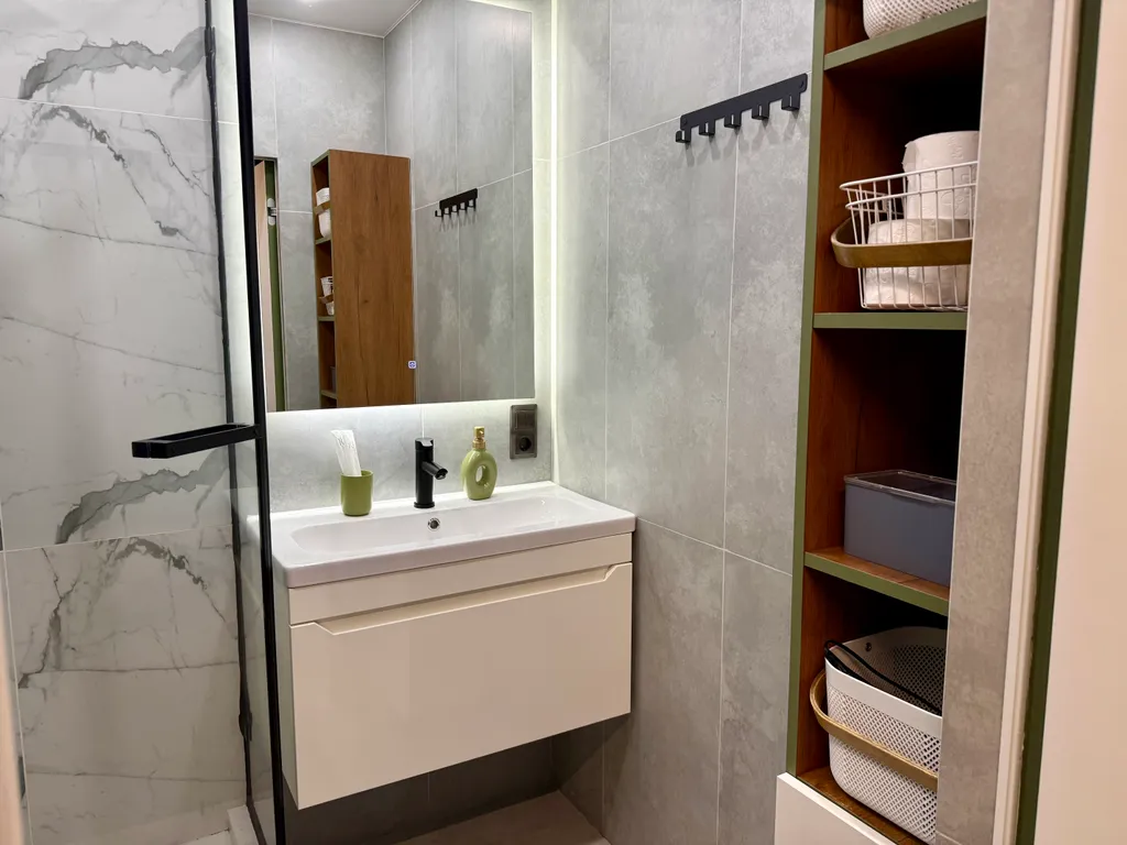 Розовая лошадка у себя дома